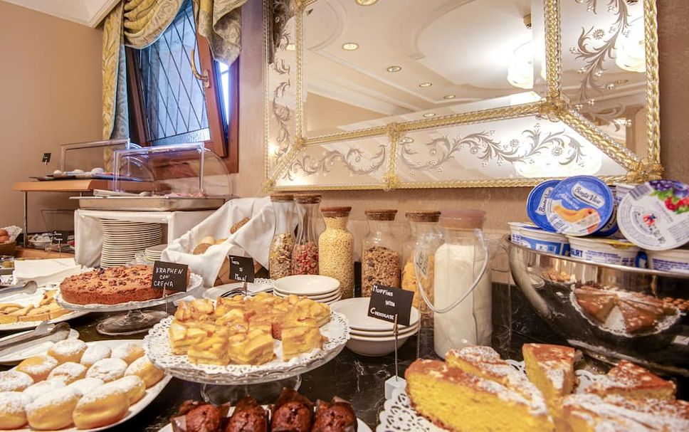 Buffet Photo