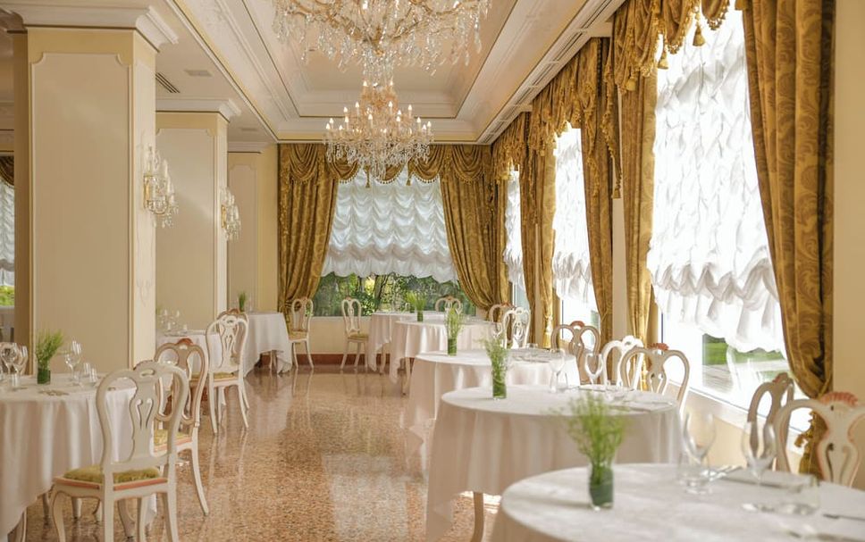 Banquet hall Photo