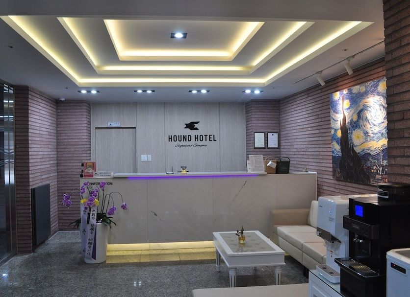 Front desk Photo