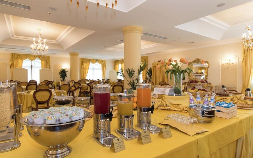 Banquet hall Photo